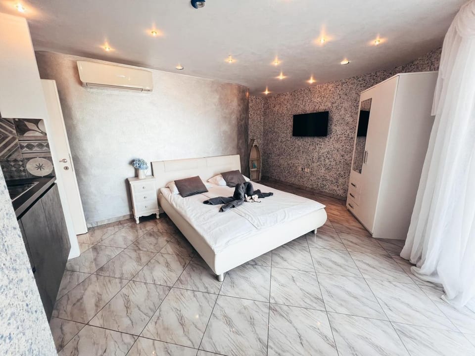 Photo of the whole room, Bedroom