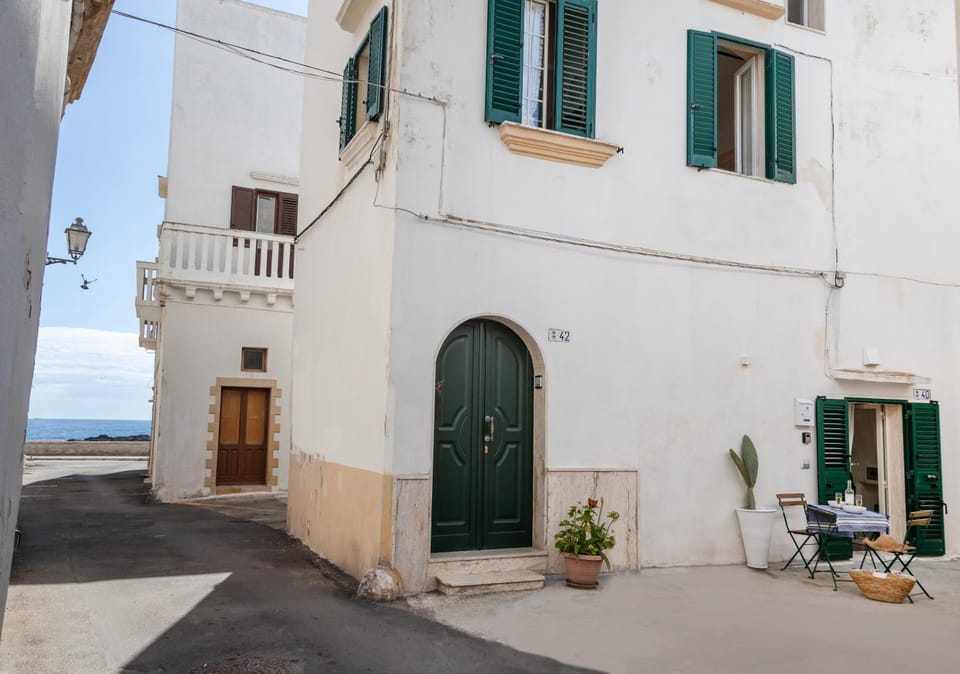 Property building, Facade/entrance, View (from property/room), Balcony/Terrace, Sea view