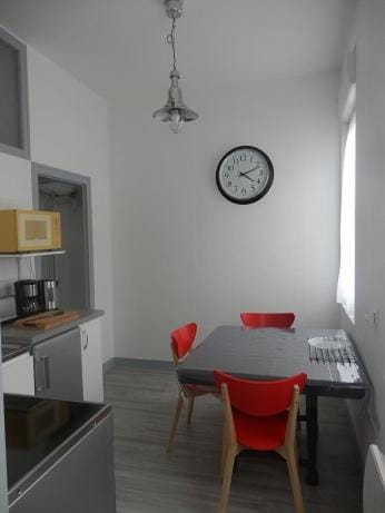 Appartement T2 ou T1 côté cour/jardin avec garage Apartment in Nouvelle-Aquitaine