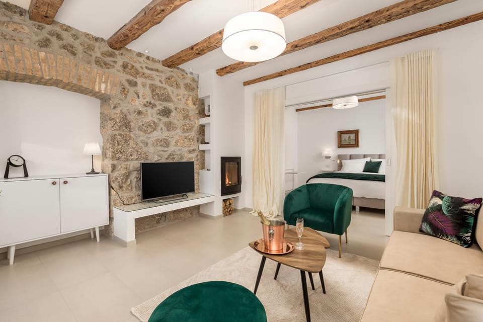 Communal lounge/ TV room, TV and multimedia, Living room, Photo of the whole room, Seating area, Evening entertainment, fireplace