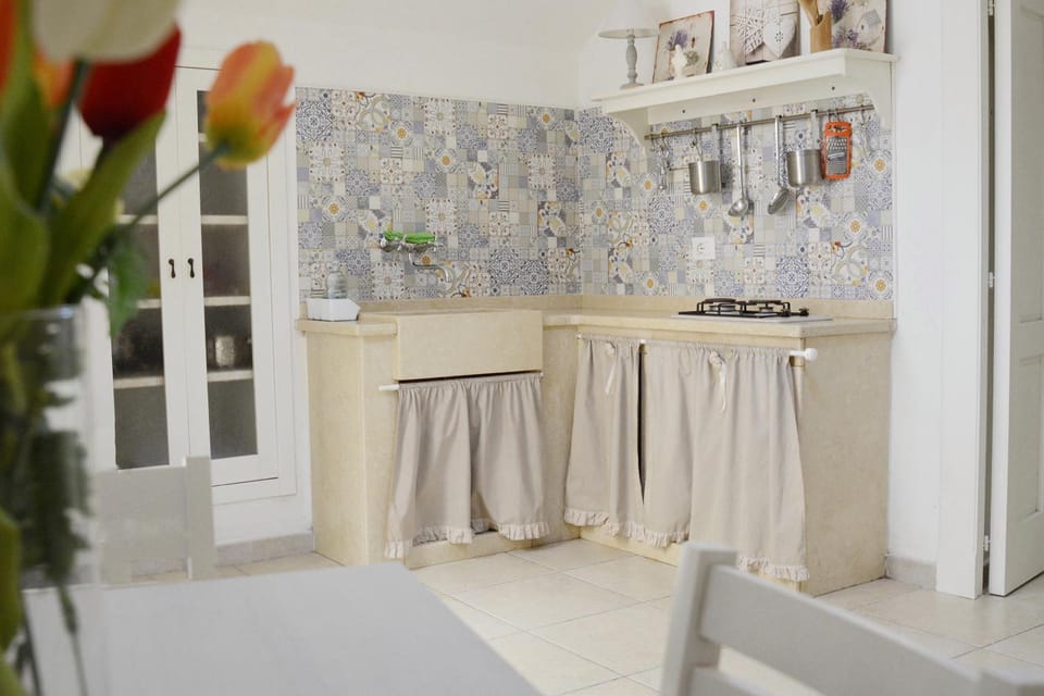 Kitchen or kitchenette, Dining area, stove