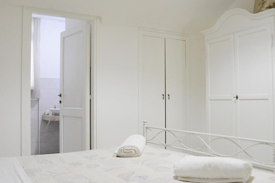 Bed, Bathroom, Photo of the whole room, Bedroom, towels, wardrobe
