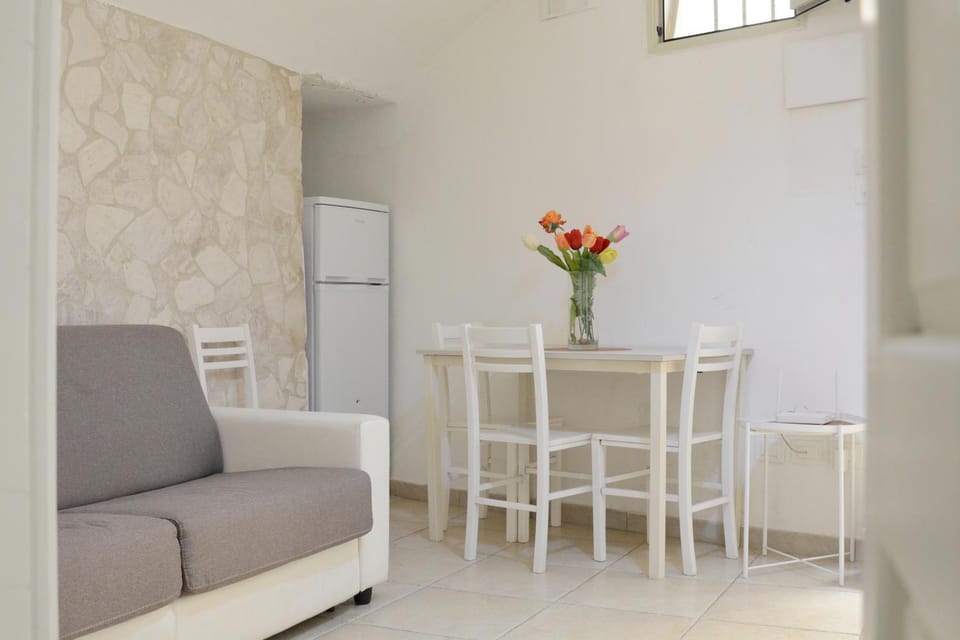 Kitchen or kitchenette, Seating area, Dining area