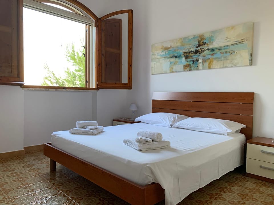 Bed, Photo of the whole room, Bedroom, towels