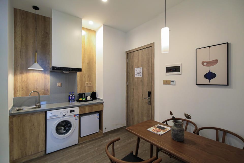 Kitchen or kitchenette, Dining area, minibar, stove, washing machine
