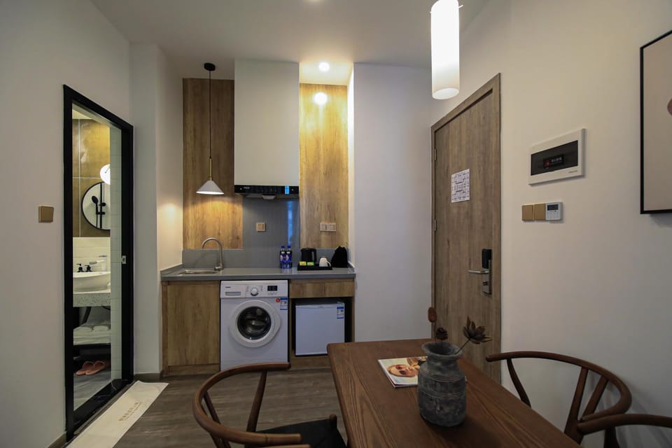 Kitchen or kitchenette, Dining area, washing machine