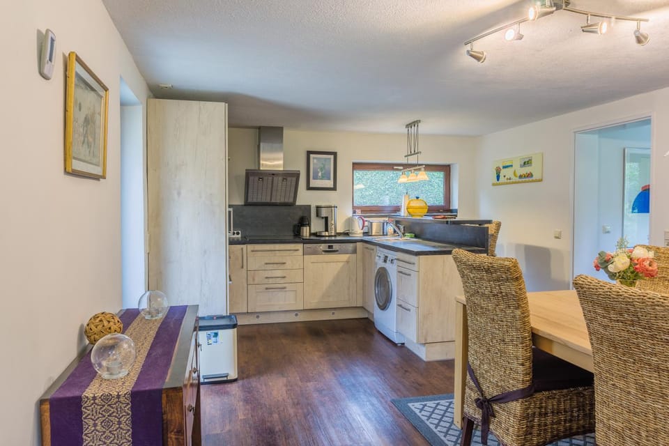 Coffee/tea facilities, Kitchen or kitchenette, Photo of the whole room, Dining area, stove, kitchen