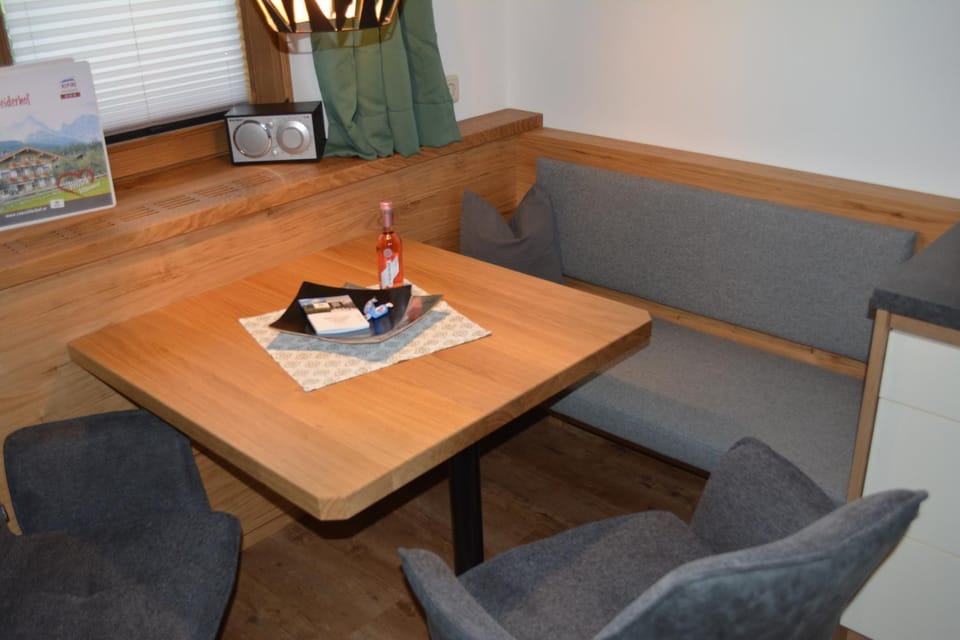 Seating area, Dining area