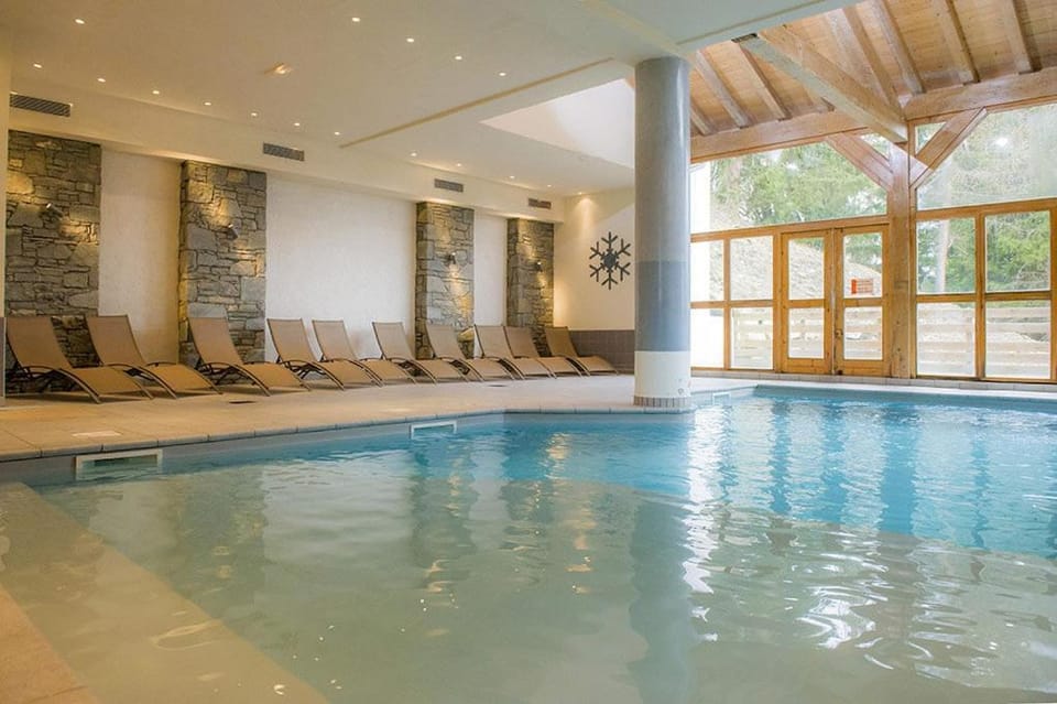 Swimming pool, sunbed