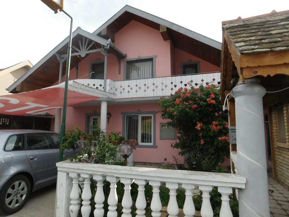 Property building, Facade/entrance, Balcony/Terrace, Decorative detail