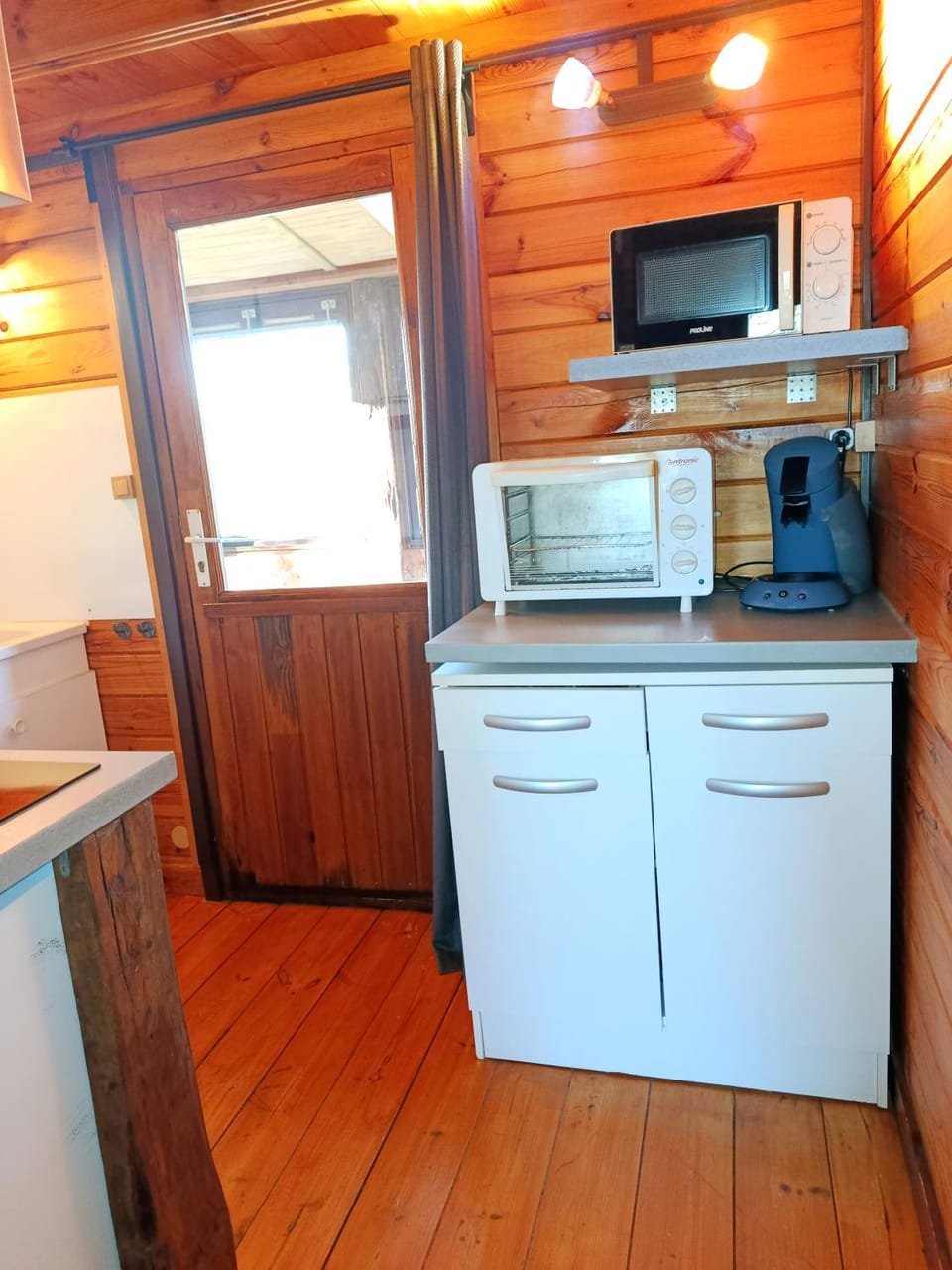 Kitchen or kitchenette, oven