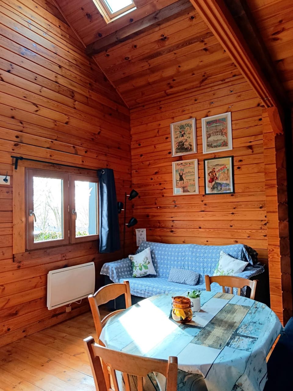 Seating area, Dining area