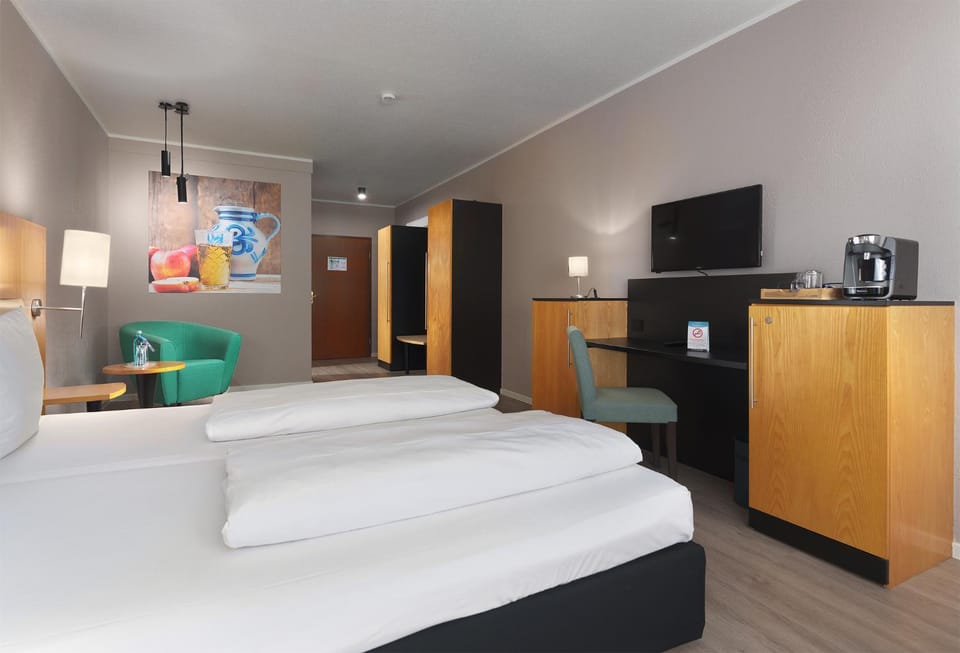 Bed, Coffee/tea facilities, Photo of the whole room, Decorative detail, wardrobe