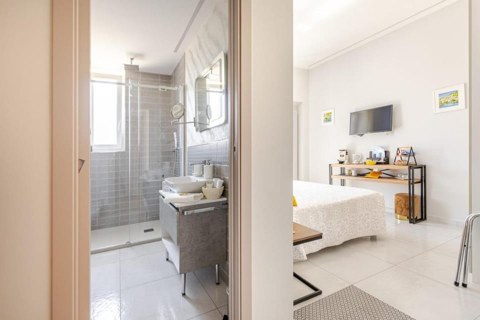 Bathroom, TV and multimedia, Bedroom