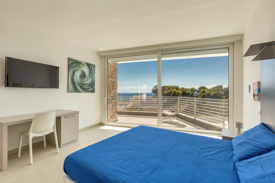 Photo of the whole room, Sea view