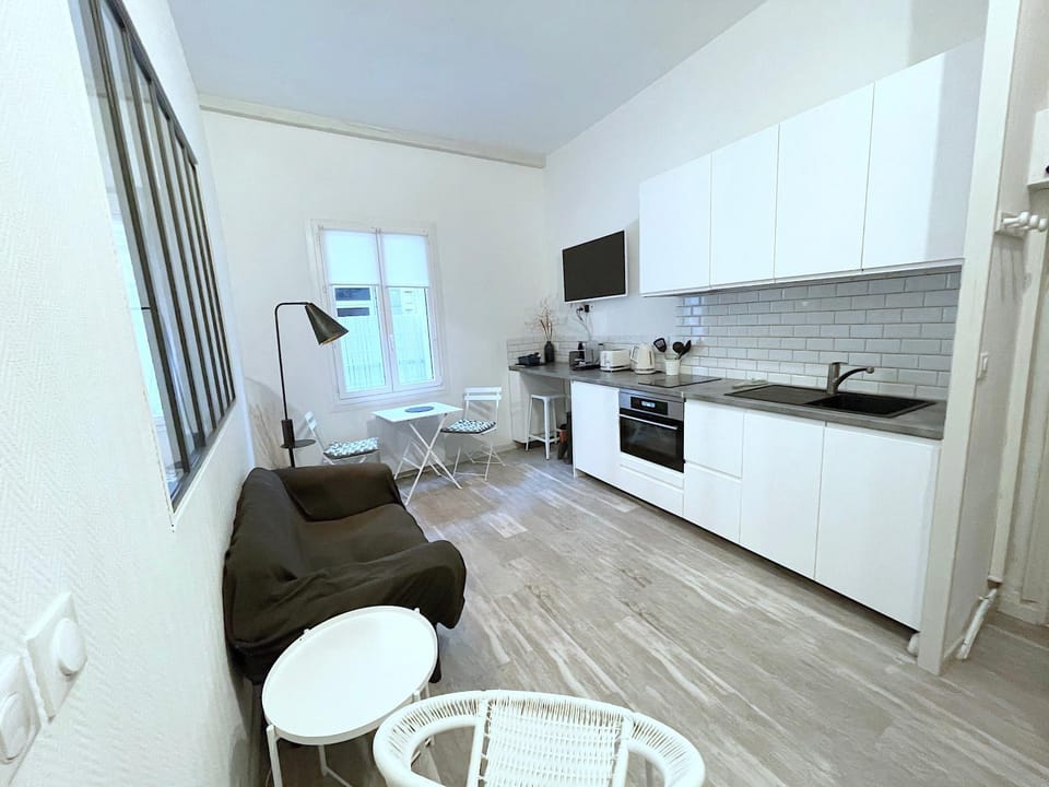 TV and multimedia, Kitchen or kitchenette, Living room, Decorative detail, Seating area, Dining area