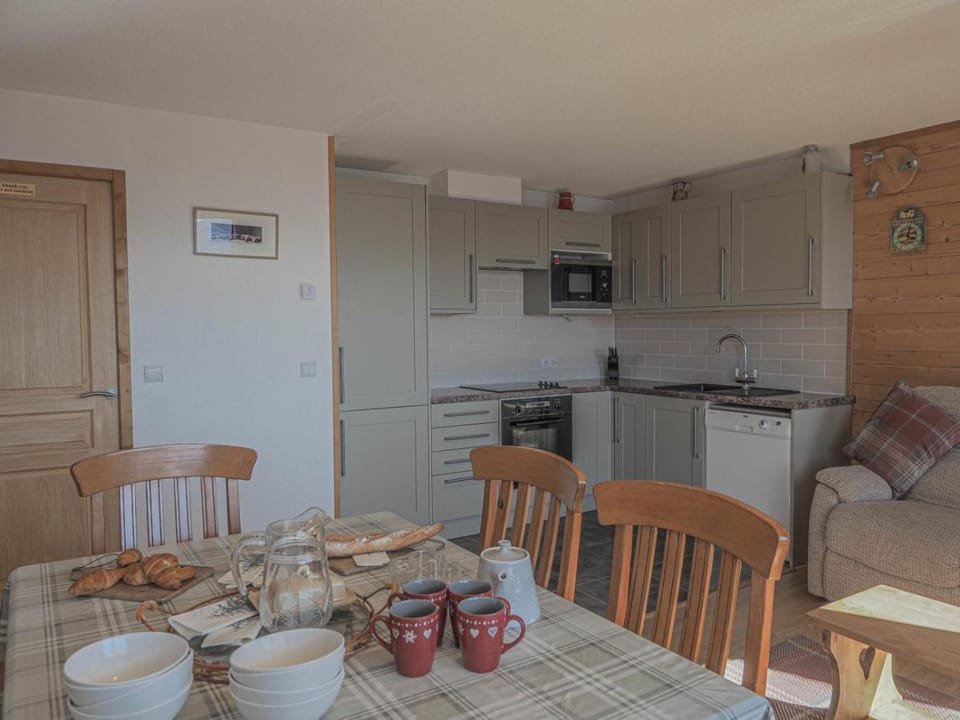 Kitchen or kitchenette, Dining area
