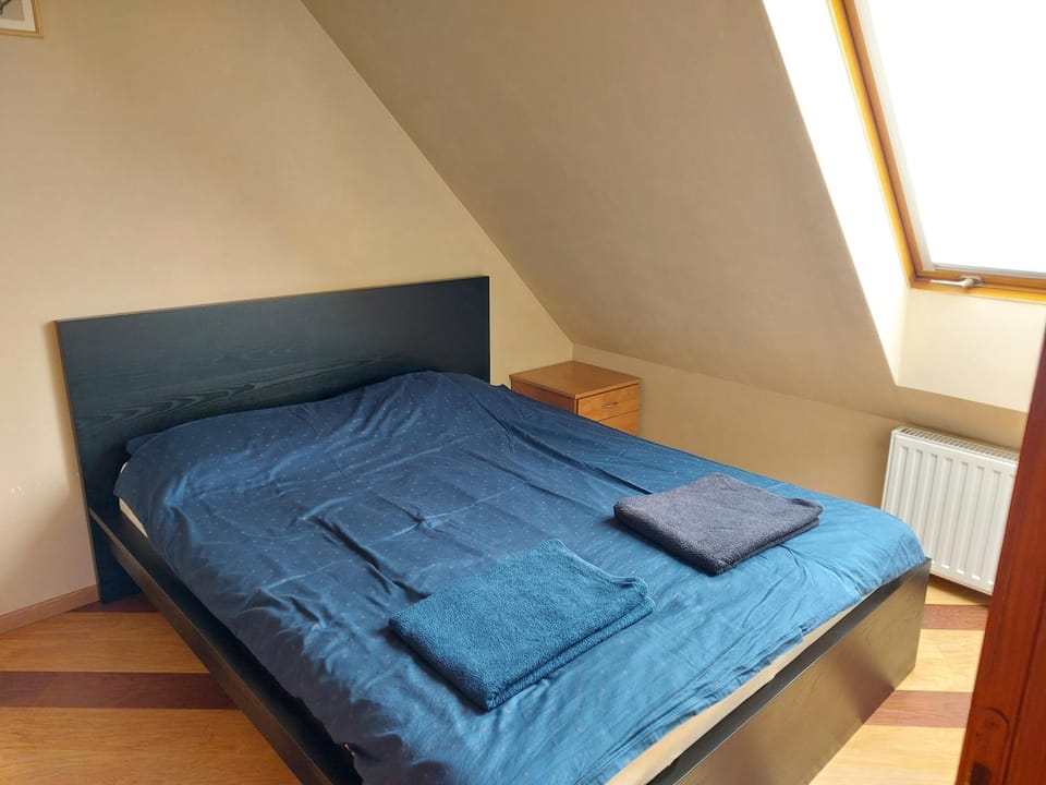 Bed, Bedroom, internet, towels