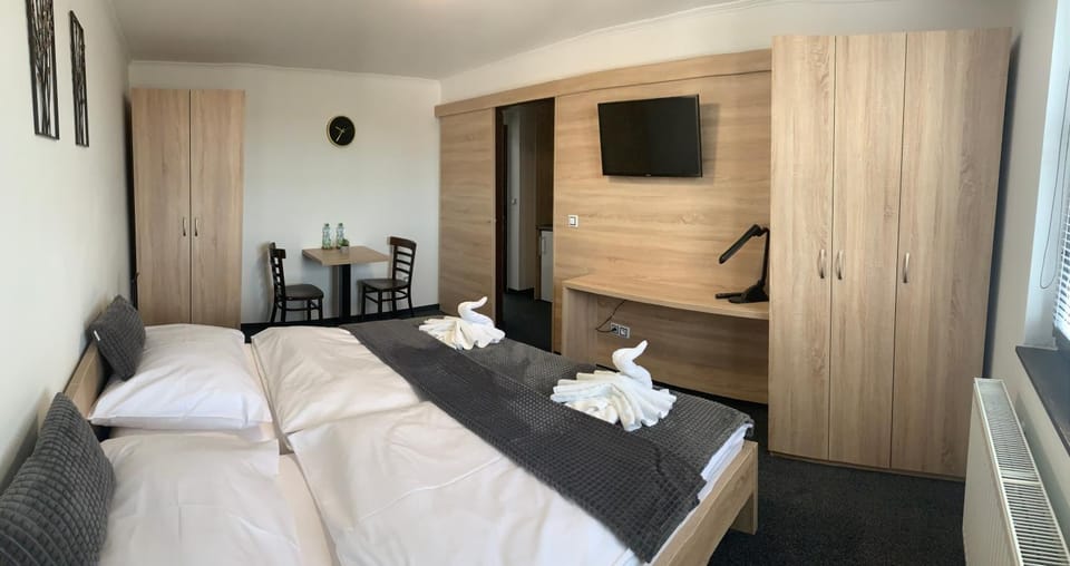 Bed, TV and multimedia, Photo of the whole room