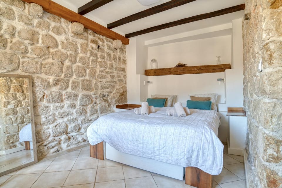 Bed, Bedroom, towels