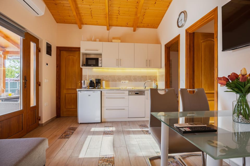 Kitchen or kitchenette, Living room