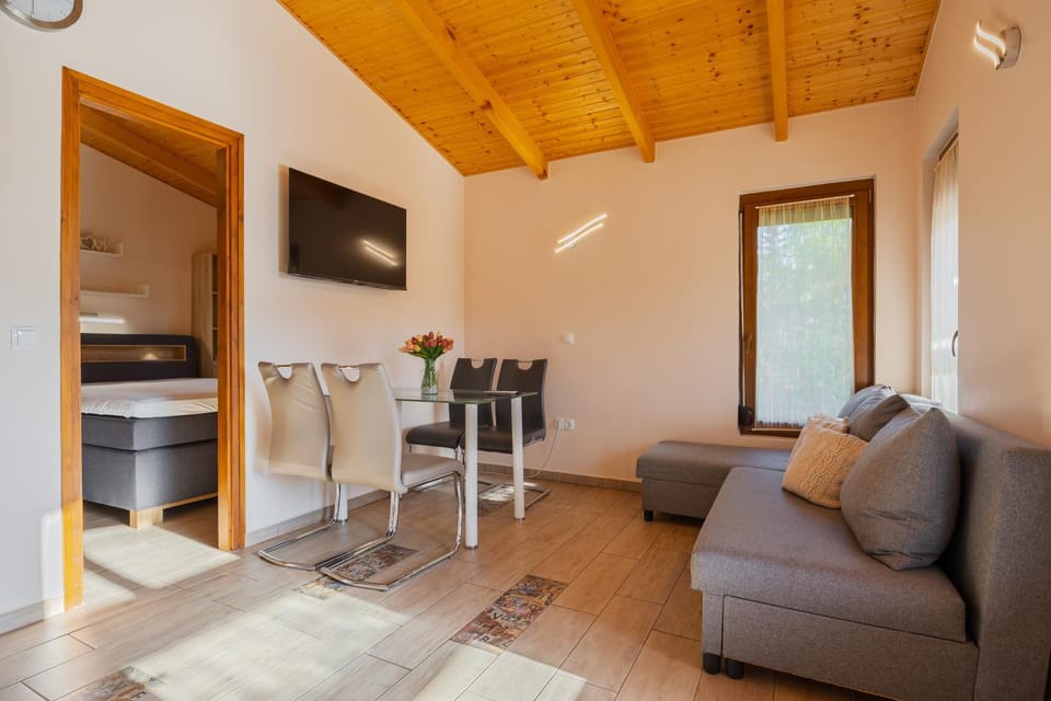 TV and multimedia, Living room, Seating area, Dining area