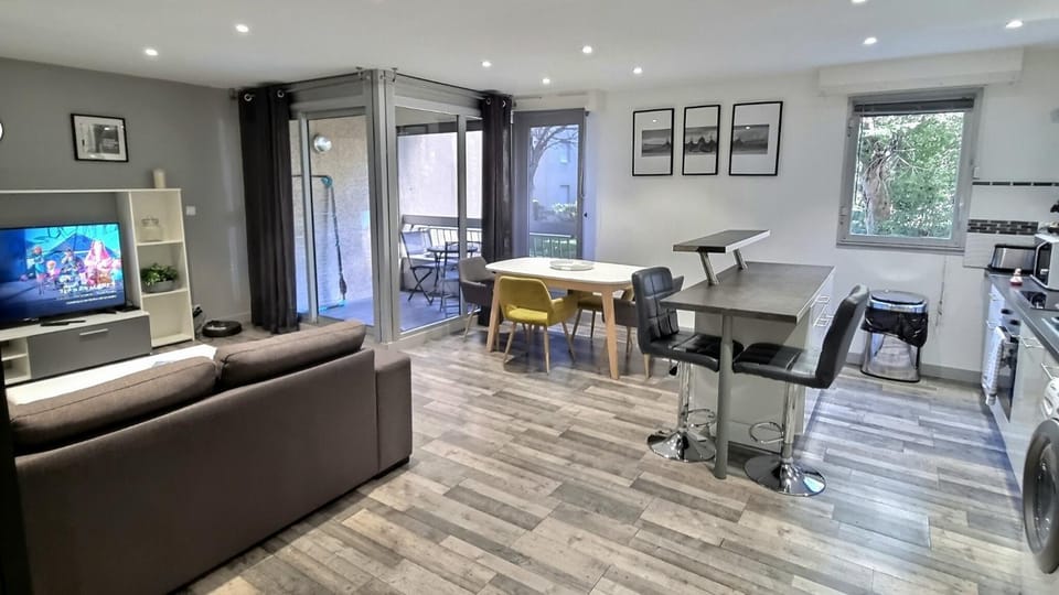 TV and multimedia, Kitchen or kitchenette, Living room, Seating area, Dining area, minibar