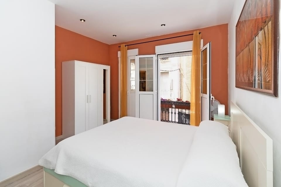 Photo of the whole room, Bedroom