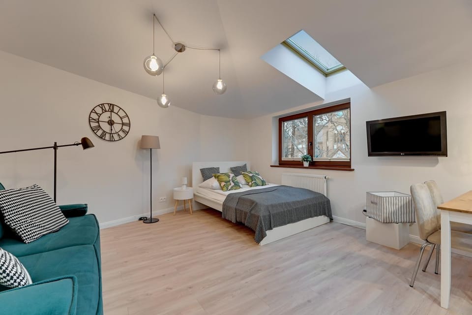 Bed, TV and multimedia, Living room, Photo of the whole room, Seating area, Dining area, Bedroom