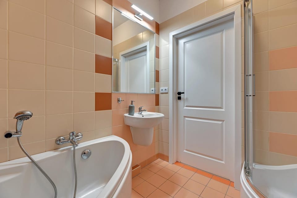 Shower, Toilet, Bathroom, Bath, towels