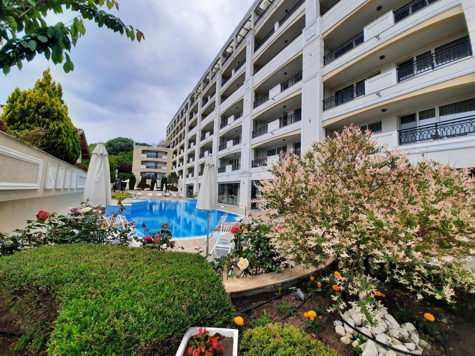 Property building, Swimming pool, Swimming pool