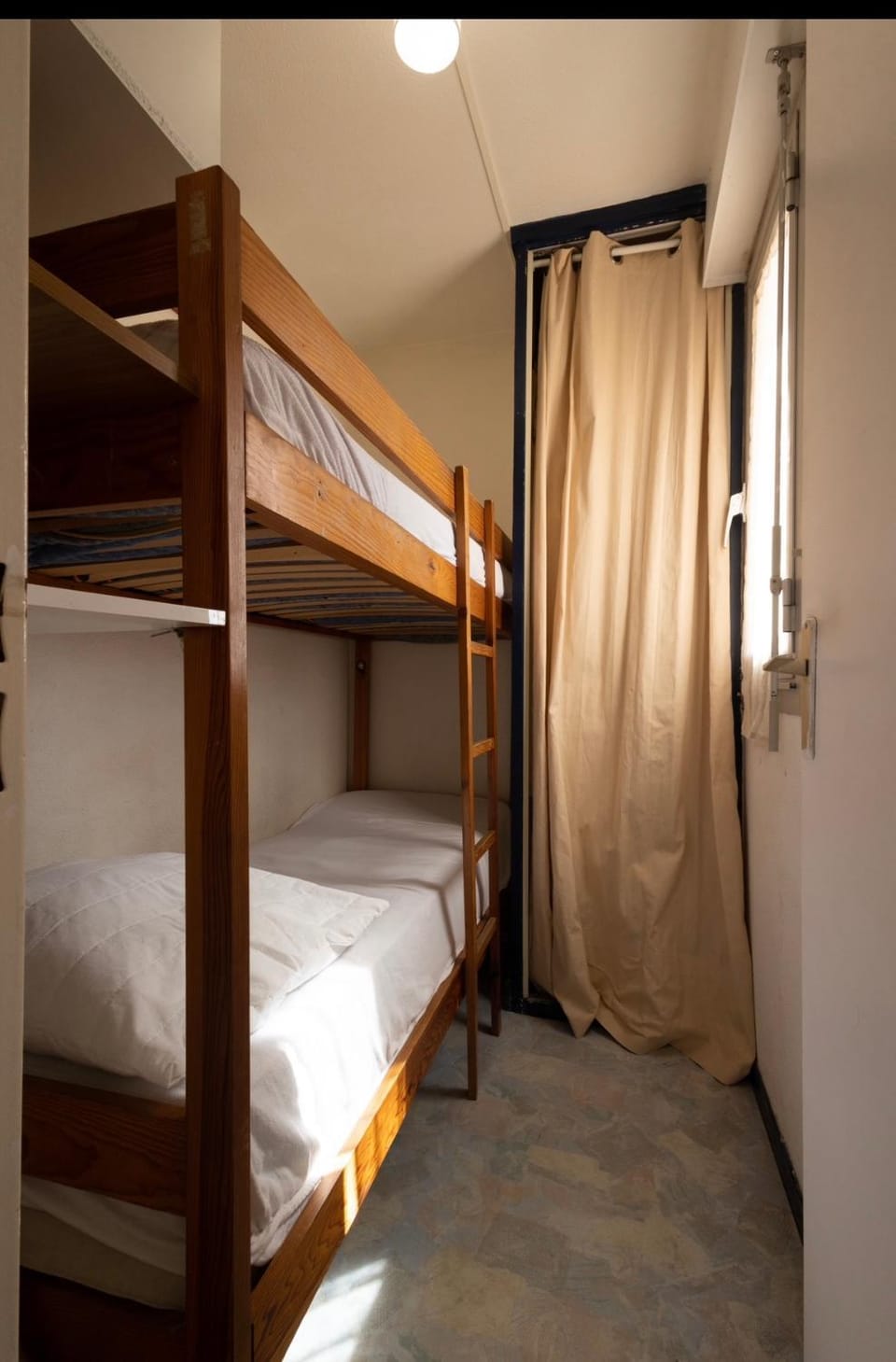 Studio cabine Les Rives de la Favière piscine et tennis les pieds dans l'eau Cabin in Bormes-les-Mimosas