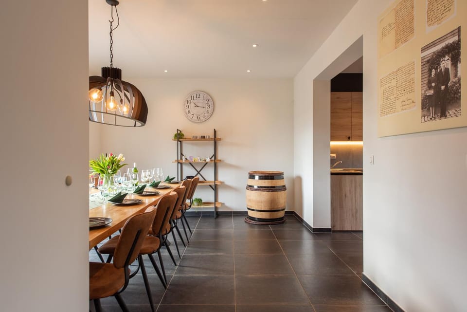 Seating area, Dining area