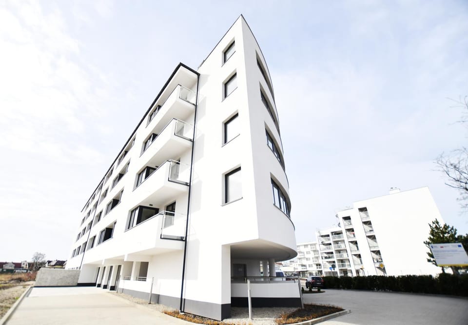 Property building, Nearby landmark, Neighbourhood