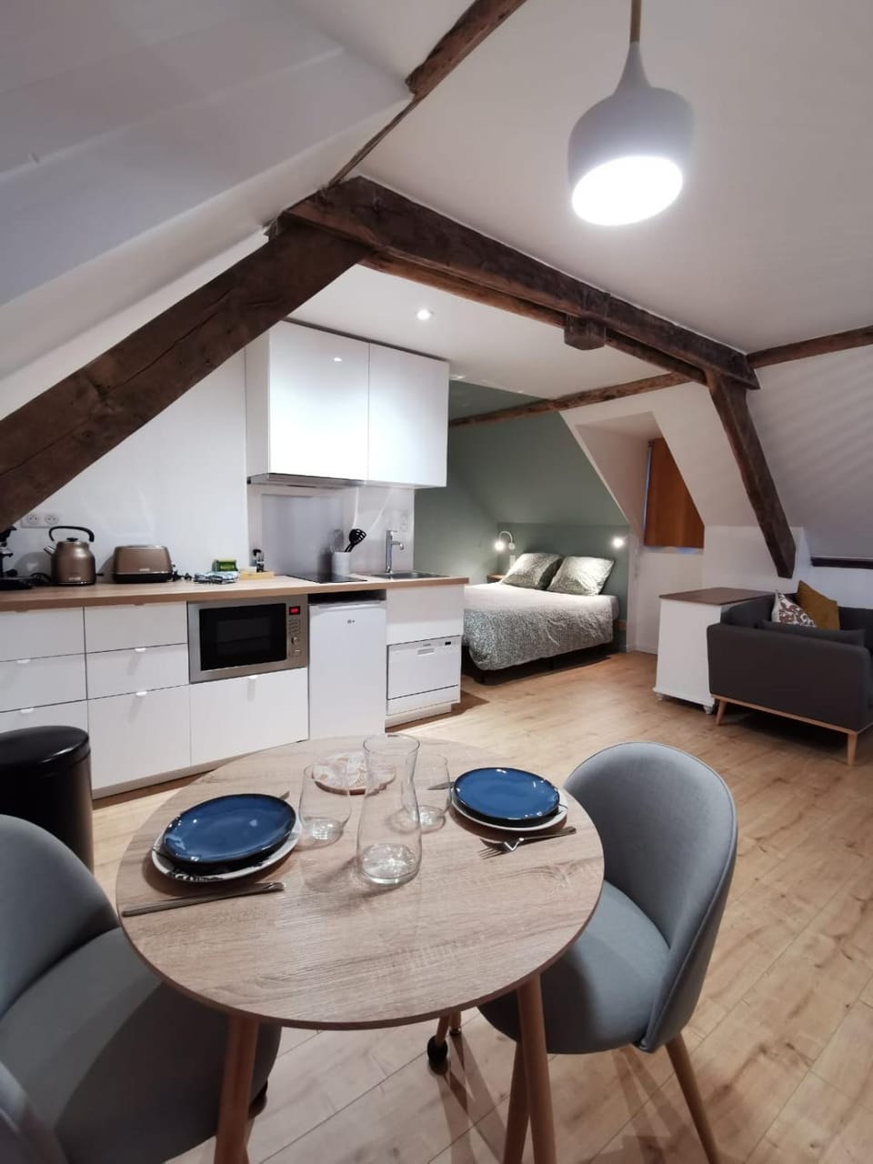 Les appartements du centre, 3 appartements avec CLIMATISATION, 4 appartements avec climatiseur mobile, refaits à neuf, 50m à pieds des commerces, restaurants, parking gratuit Apartment in French Basque Country