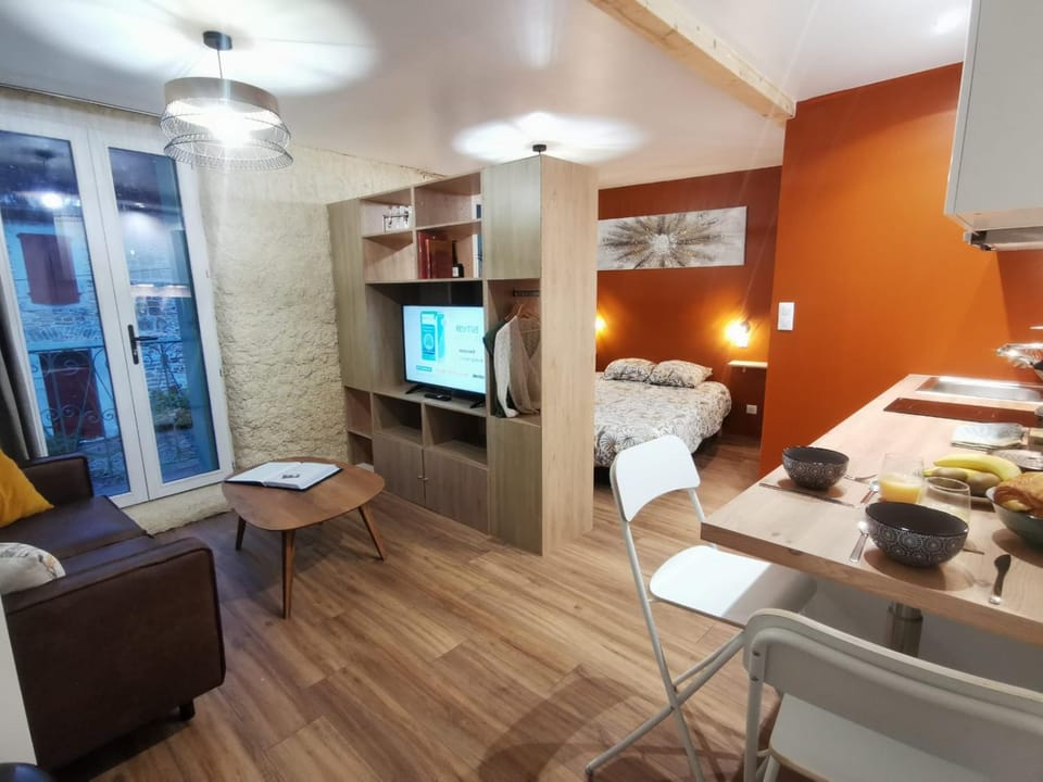 Les appartements du centre, 3 appartements avec CLIMATISATION, 4 appartements avec climatiseur mobile, refaits à neuf, 50m à pieds des commerces, restaurants, parking gratuit Apartment in French Basque Country