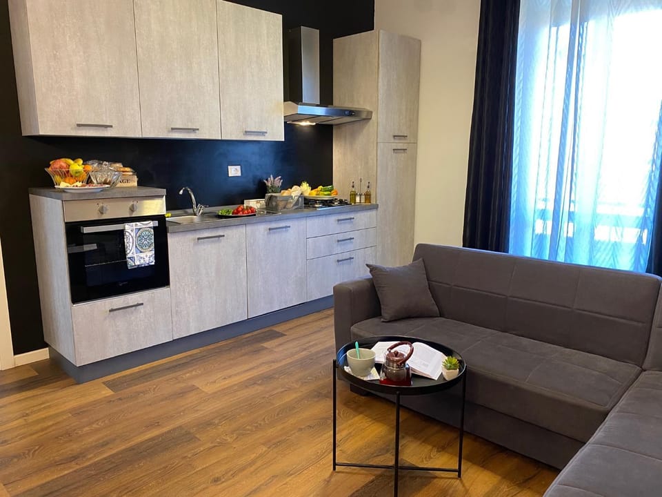 Coffee/tea facilities, Kitchen or kitchenette, Living room, Seating area, Dining area, Communal kitchen