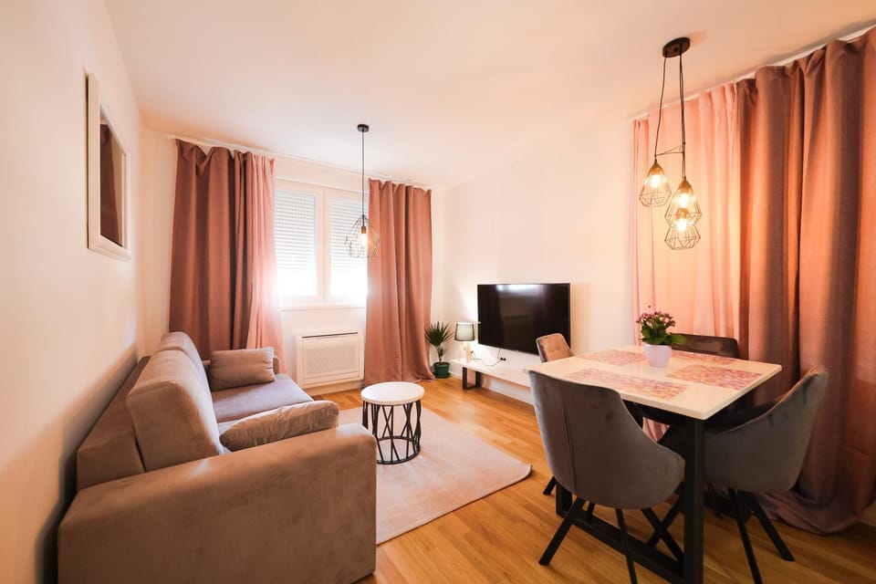 TV and multimedia, Living room, Seating area, Dining area