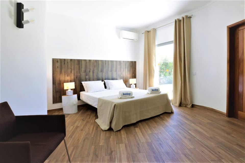 Photo of the whole room, Bedroom, Garden view