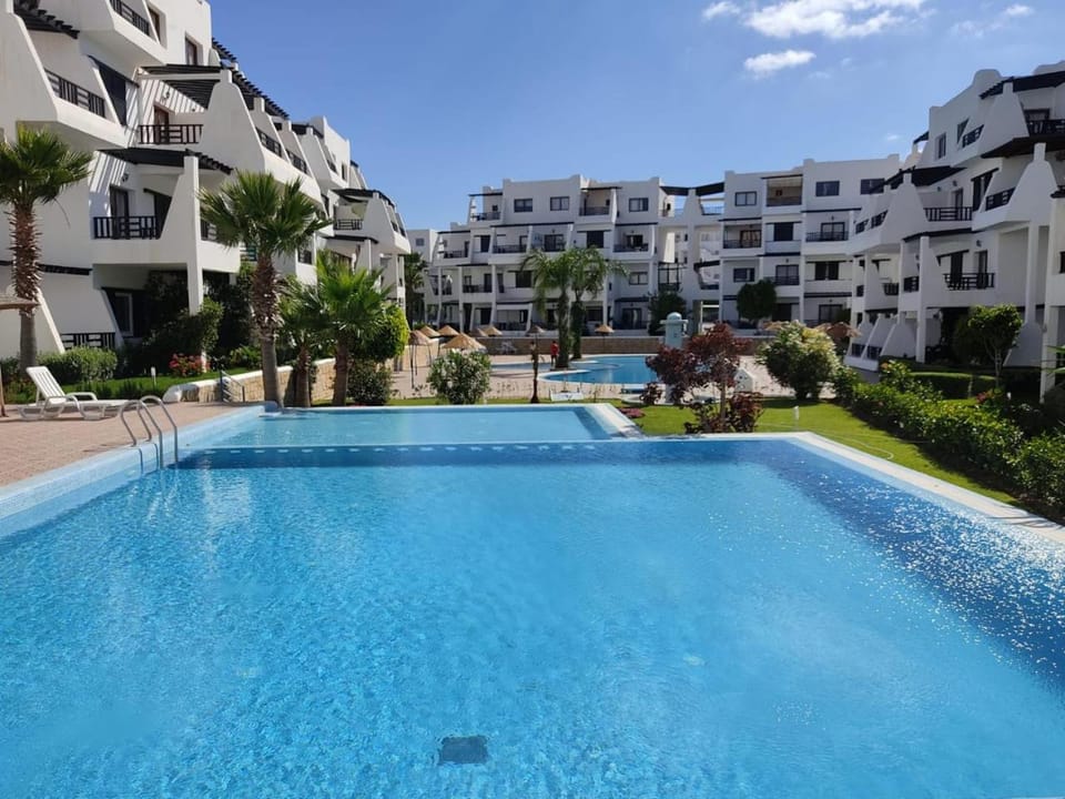 Swimming pool, sunbed