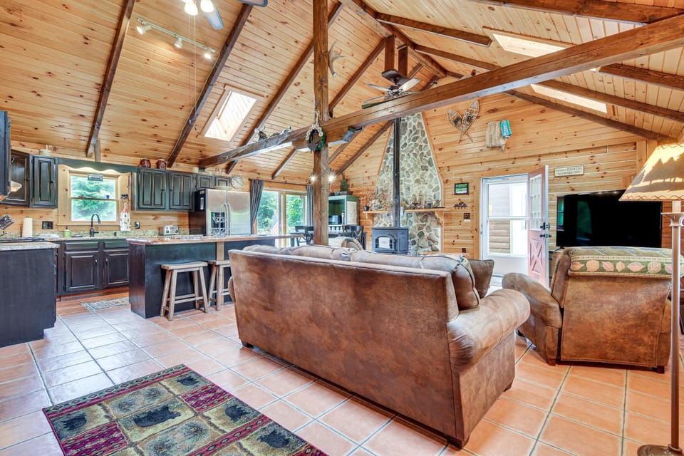 Woodsy Beaver Cove Cabin w/ Deck & Fire Pit! Cabin in Beaver Cove