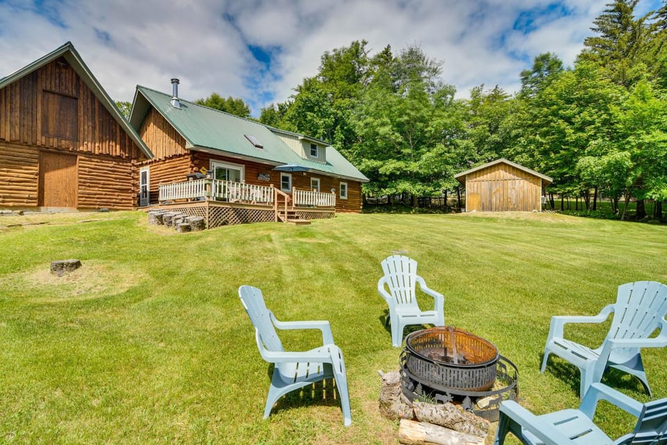 Woodsy Beaver Cove Cabin w/ Deck & Fire Pit! Cabin in Beaver Cove