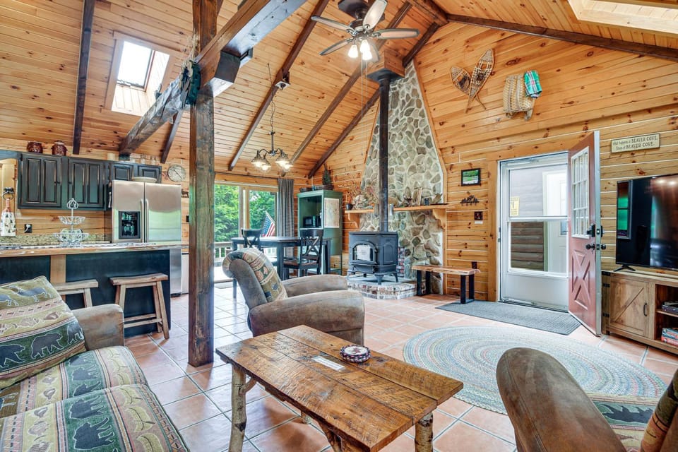 Woodsy Beaver Cove Cabin w/ Deck & Fire Pit! Cabin in Beaver Cove