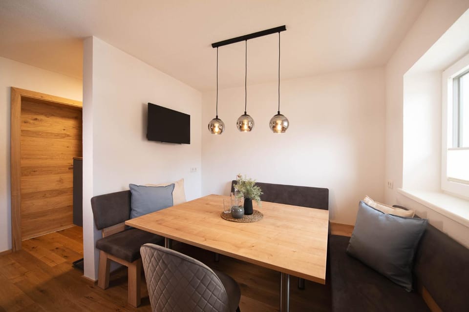 TV and multimedia, Coffee/tea facilities, Balcony/Terrace, Kitchen or kitchenette, Living room, Photo of the whole room, Decorative detail, Seating area, Dining area, Mountain view, Family