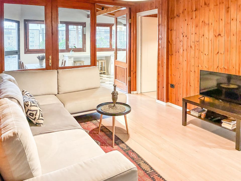 TV and multimedia, Living room, Seating area, Evening entertainment