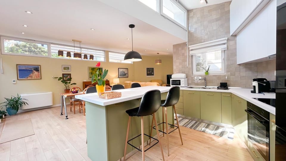 Kitchen or kitchenette, Living room, Seating area, Dining area, minibar, stove