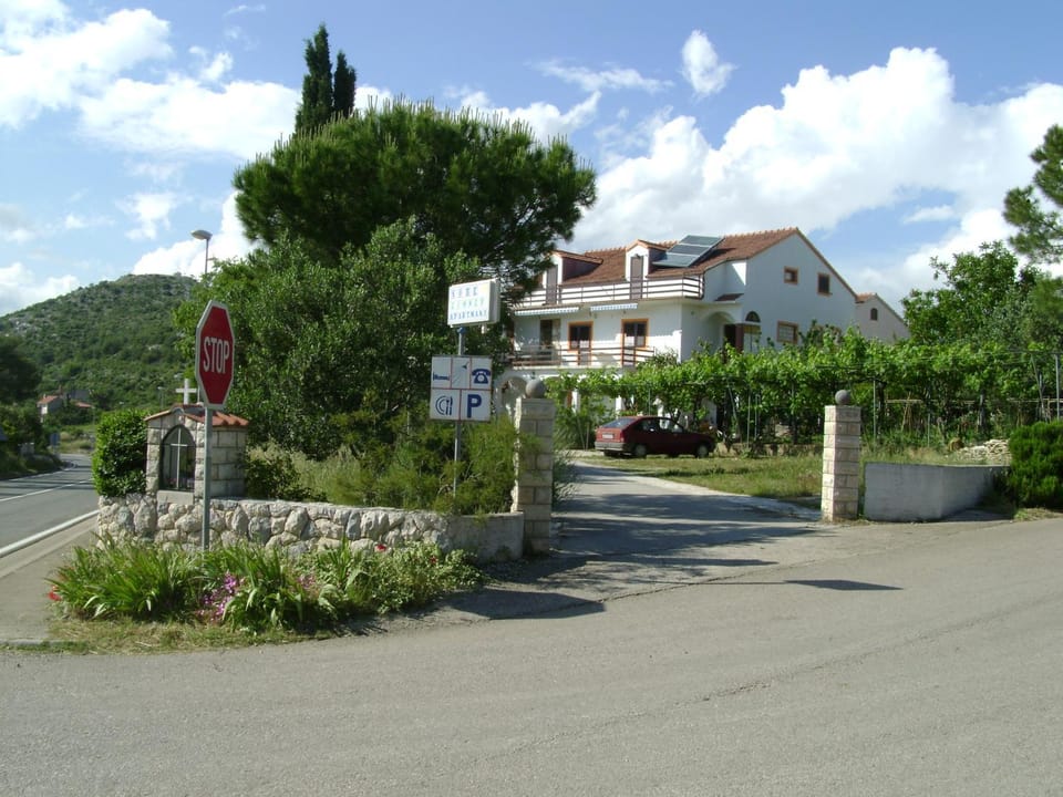 Property building, Patio, Facade/entrance, Off site, Garden, Area and facilities