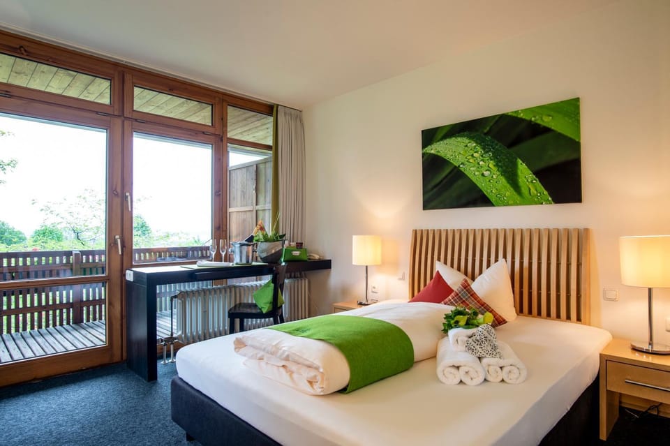 Balcony/Terrace, Photo of the whole room, Decorative detail, Decorative detail, Bedroom, Mountain view