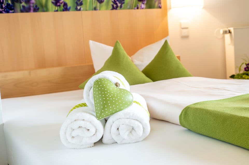 Bed, Other, Photo of the whole room, Decorative detail, Decorative detail, Bedroom
