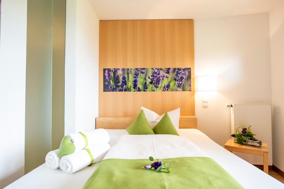 Bed, Photo of the whole room, Decorative detail, Decorative detail